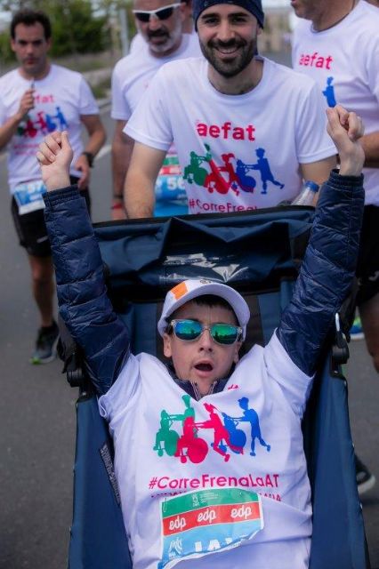 25 corredores solidarios “empujaron” en la maratón de Vitoria-Gasteiz para hacer visible la ataxia telangiectasia - 5, Foto 5