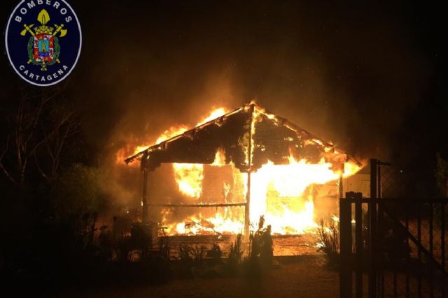 Bomberos de Cartagena sofocan un incendio en la Urbanización Mina Blanca del Beal - 1, Foto 1