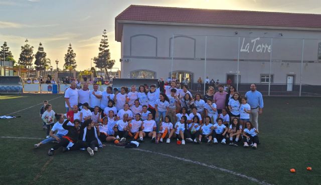 Las jugadoras del equipo Senior de Fútbol Femenino de Los Alcázares se alzan como campeonas de liga y consiguen el merecido ascenso - 1, Foto 1