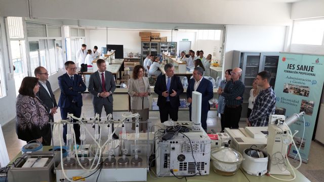 El IES Sanje de Alcantarilla recibe 17 equipos de laboratorio para los alumnos de sus ciclos formativos científicos - 1, Foto 1