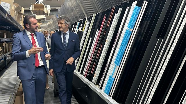 Luis Alberto visita las instalaciones de una empresa farmacéutica - 1, Foto 1