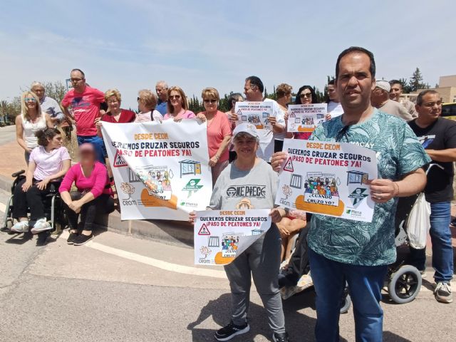 Protesta en la asociación Ceom para que se mejore la seguridad vial para los peatones que acuden a su centro en El Palmar - 1, Foto 1