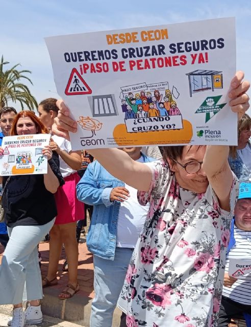 Protesta en la asociación Ceom para que se mejore la seguridad vial para los peatones que acuden a su centro en El Palmar - 2, Foto 2