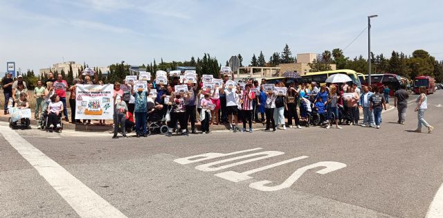 Protesta en la asociación Ceom para que se mejore la seguridad vial para los peatones que acuden a su centro en El Palmar - 3, Foto 3