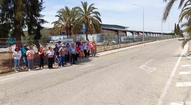 Protesta en la asociación Ceom para que se mejore la seguridad vial para los peatones que acuden a su centro en El Palmar - 4, Foto 4