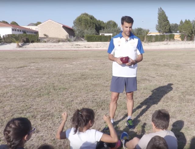 El atleta Miguel Ángel López colabora con el Plan de Distribución de Frutas y Hortalizas en los colegios - 1, Foto 1