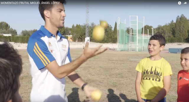 El atleta Miguel Ángel López colabora con el Plan de Distribución de Frutas y Hortalizas en los colegios - 2, Foto 2