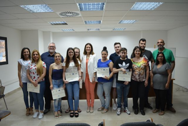 La alcaldesa y el edil de desarrollo local y formación hacen entrega de los diplomas del curso Atención Sociosanitaria a personas en el domicilio - 1, Foto 1