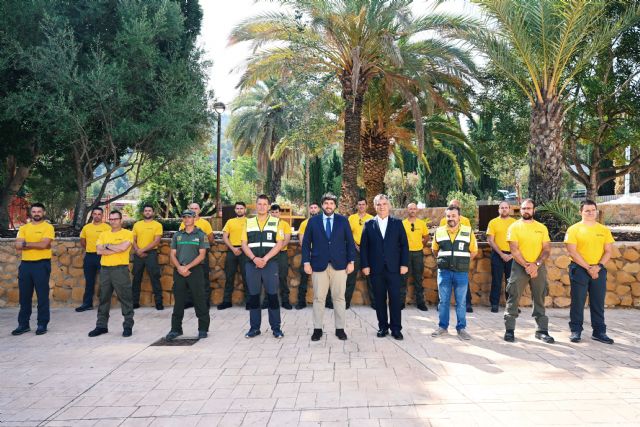 Fernando agradece su “solidaridad y entrega” a los 16 bomberos de la Región que lucharán en Canadá contra los incendios - 1, Foto 1