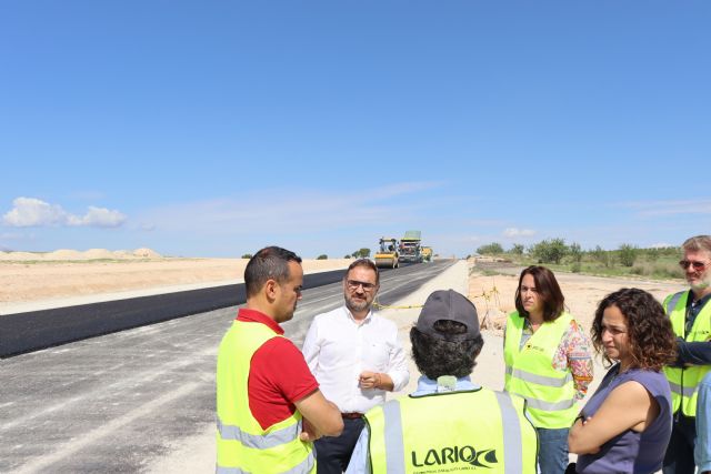 El alcalde en funciones visita los trabajos de asfaltado y la fase final de las obras de acondicionamiento y mejora de la carretera RM-C9 - 1, Foto 1