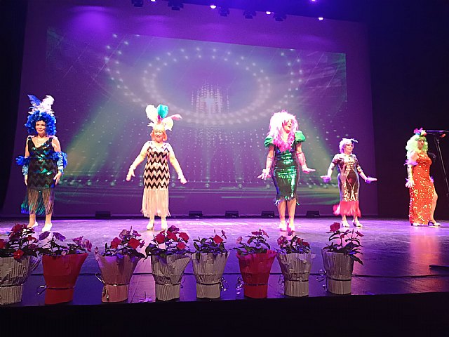 El Centro Municipal de Personas Mayores las Morericas clausuró el curso en el Teatro Capitol - 1, Foto 1