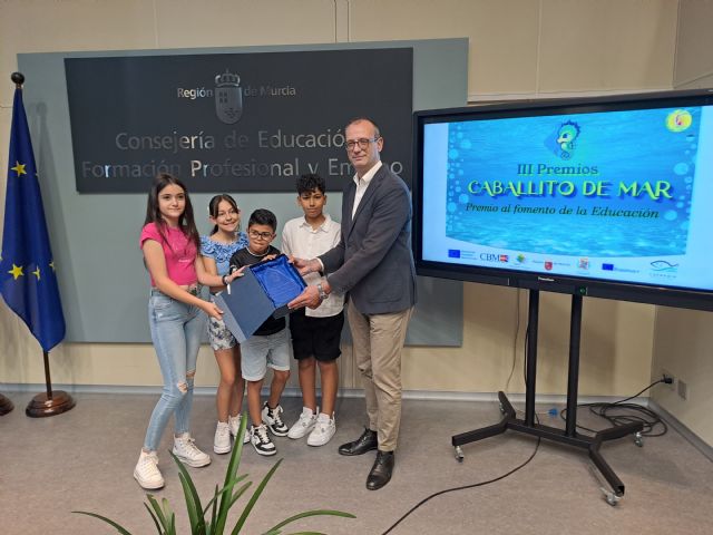 Víctor recibe el premio ´Caballito de Mar´ que concede el colegio Félix Rodríguez de la Fuente de Los Nietos - 1, Foto 1