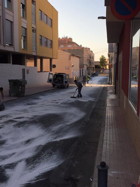 El concejal de Servicios a la Ciudad, Víctor Balsas, pide precaución en la Calle Alhama por un escape no saben si de gasoil