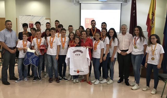 Martínez-Cachá recibe a los deportistas de la Federación de Taekwondo, que han conseguido 19 medallas nacionales - 1, Foto 1