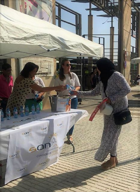 El Ayuntamiento reparte 400 botellines de agua fría en el Mercado semanal para prevenir los golpes de calor debido a las altas temperaturas - 1, Foto 1