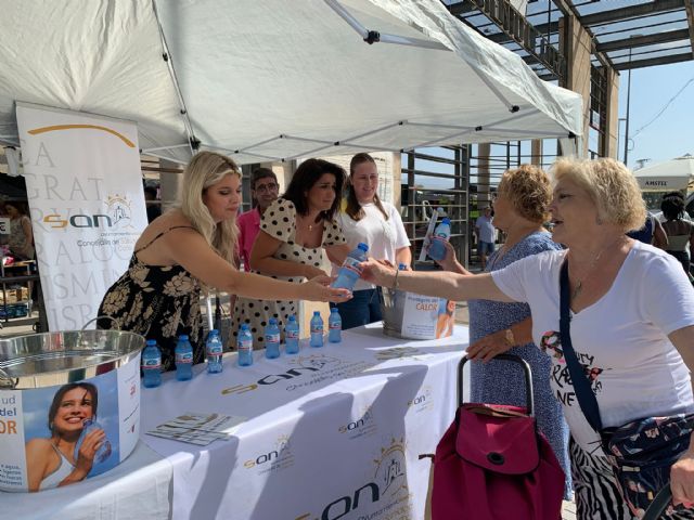 El Ayuntamiento reparte 400 botellines de agua fría en el Mercado semanal para prevenir los golpes de calor debido a las altas temperaturas - 2, Foto 2