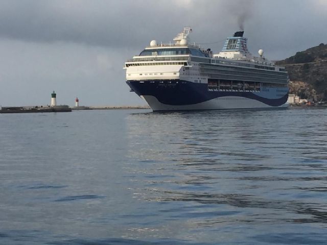 Comienza la campaña de APOEXPA con el reparto de fruta de hueso, uva y melón a más de 1.900 cruceristas ingleses a bordo de la primera escala del Marella Voyager - 1, Foto 1