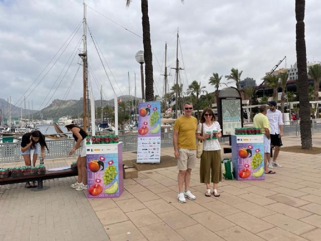 Comienza la campaña de APOEXPA con el reparto de fruta de hueso, uva y melón a más de 1.900 cruceristas ingleses a bordo de la primera escala del Marella Voyager - 3, Foto 3