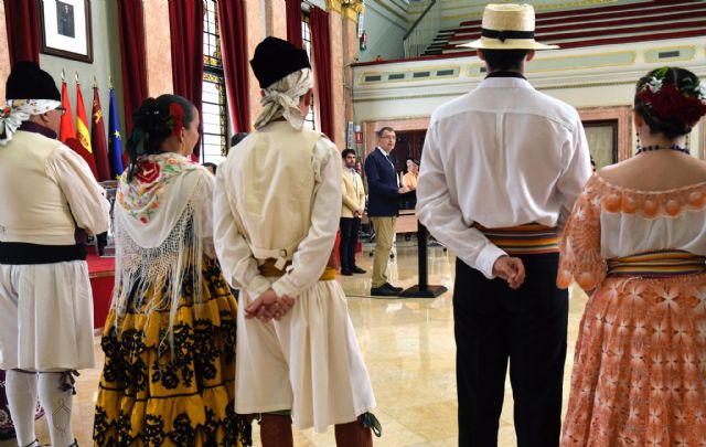 El Alcalde de Murcia recibe a las once agrupaciones que participan en el 55 Festival de Folklore del Mediterráneo - 3, Foto 3