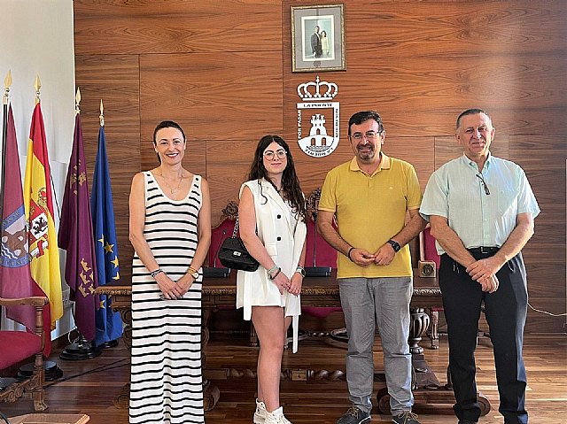 Recepción municipal de Nerea Rodríguez, segundo premio en el Concurso Nacional de Jóvenes Investigadores - 1, Foto 1