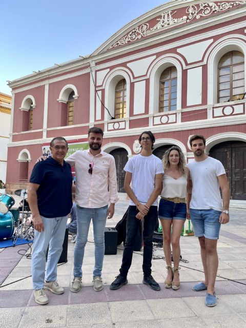 Decenas de jóvenes lorquinos se dan cita en la Plaza Calderón para celebrar el Día Internacional de la Juventud - 1, Foto 1