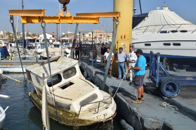 La retirada de medio centenar de embarcaciones hundidas o varadas ayudará a la recuperación ambiental del Mar Menor - 1, Foto 1