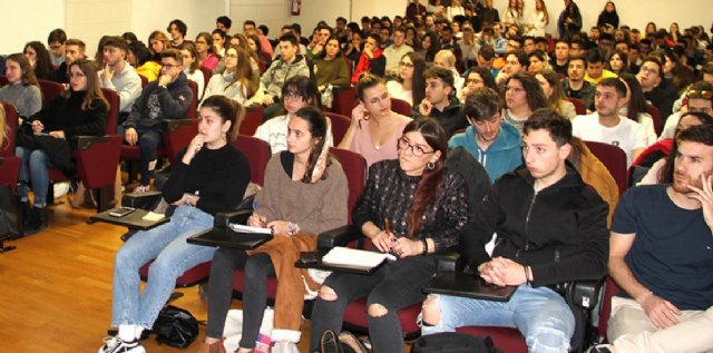  Estudiantes de la UCAM en una reunión informativa sobre los programas de movilidad. Foto de archivo, Foto 1