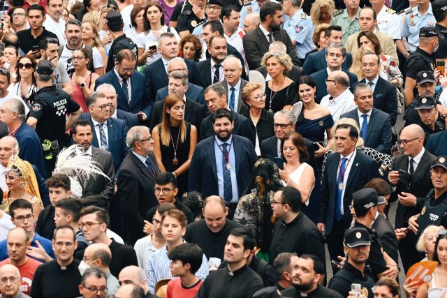 López Miras acompaña como un romero más a la Virgen de la Fuensanta en su despedida de la ciudad de Murcia - 1, Foto 1