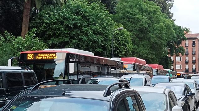 Fructuoso: La falta de planificación y la improvisación de Ballesta han colapsado el transporte público y privado en la ciudad - 2, Foto 2