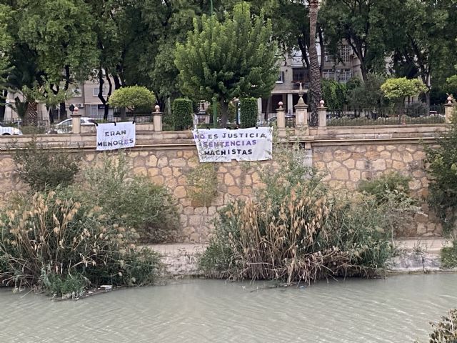 El Palacio de Justicia de Murcia amanece con una pancarta frente a su sede contra la sentencia de la Audiencia Provincial que libra de la cárcel a 13 acusados de prostituir menores en Murcia - 1, Foto 1