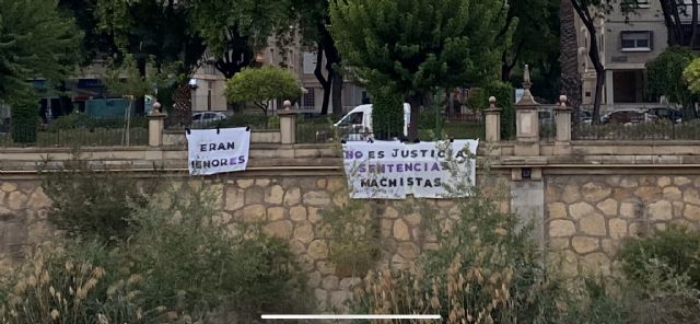 El Palacio de Justicia de Murcia amanece con una pancarta frente a su sede contra la sentencia de la Audiencia Provincial que libra de la cárcel a 13 acusados de prostituir menores en Murcia - 2, Foto 2