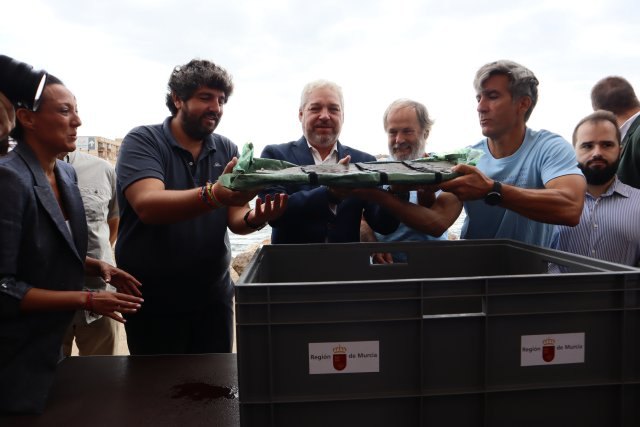 Día histórico en Mazarrón: extraída la primera pieza del barco fenicio ‘Mazarrón II’ - 1, Foto 1