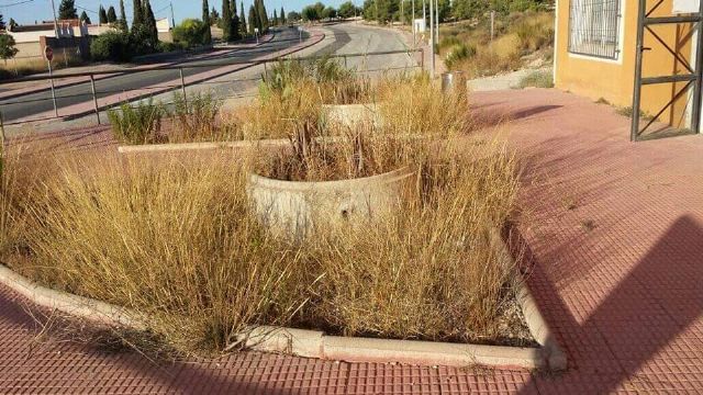 Mobiliario urbano deteriorado o ausente, contenedores inservibles, señales de tráfico y rótulos de calles descoloridos - 2, Foto 2