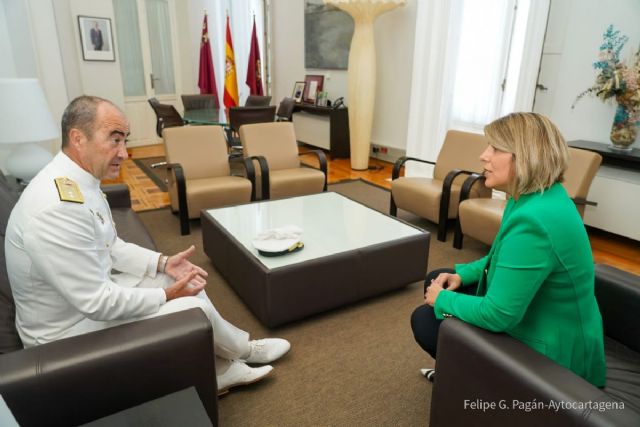 La alcaldesa y el nuevo Jefe de la Fuerza de Acción Marítima se comprometen a mantener la colaboración entre la ciudad y la Armada - 1, Foto 1