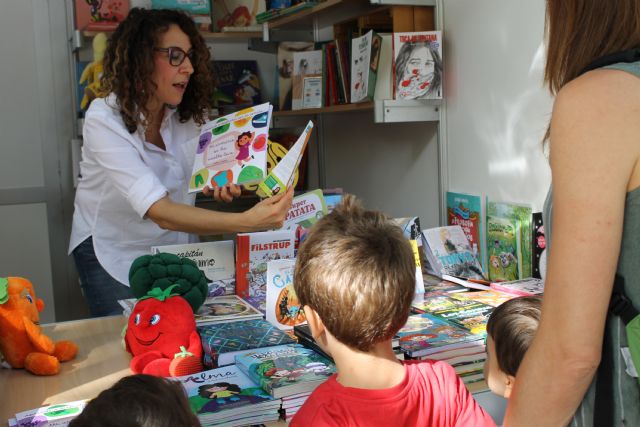 180 mil personas han visitado la Feria del Libro de Murcia - 3, Foto 3