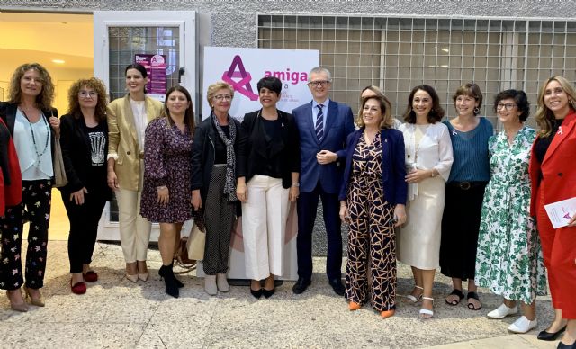 El consejero de Salud recibe el 'Lazo Amiga 2022' de la Asociación para la ayuda a las mujeres con cáncer de mama - 1, Foto 1