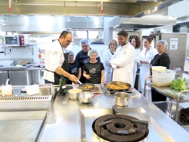 Jóvenes con síndrome de Down demuestran su talento en los fogones en el concurso 'Assido Chef' celebrado en el CCT Jóvenes con síndrome de Down demuestran su talento en los fogones en el concurso 'Assido Chef' celebrado en el CCT