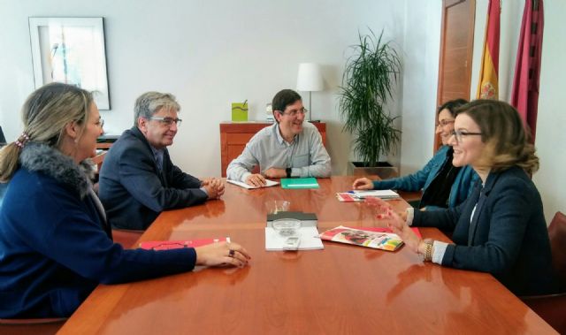 El consejero de Salud, Manuel Villegas, recibe a la junta directiva de FADE - 1, Foto 1