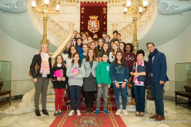 La alcaldesa recibe a los pequeños que celebraran un pleno infantil en el Palacio Consistorial - 1, Foto 1