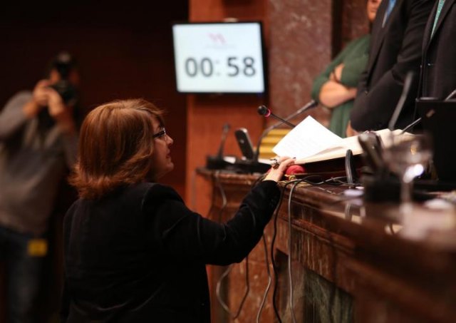 Isabel María Sánchez Ruíz, nueva diputada del Grupo Parlamentario Popular, en el momento de jurar su cargo, Foto 1