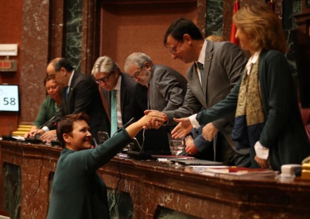 María Inmaculada Lardín Verdú saluda a los miembros de la Mesa tras su toma de posesión, Foto 3