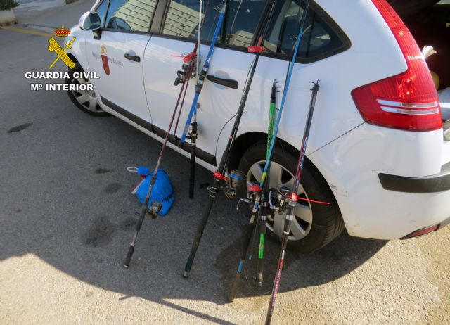 La Guardia Civil denuncia a 120 personas por pesca furtiva en el Canal del Estacio de La Manga del Mar Menor - 1, Foto 1