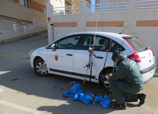 La Guardia Civil denuncia a 120 personas por pesca furtiva en el Canal del Estacio de La Manga del Mar Menor - 2, Foto 2