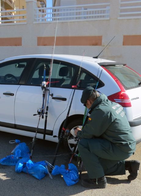 La Guardia Civil denuncia a 120 personas por pesca furtiva en el Canal del Estacio de La Manga del Mar Menor - 3, Foto 3