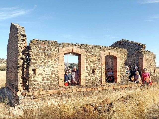 El Taller de Senderismo del Centro de Mayores de Argamasilla de Calatrava recorrió el trayecto del 'Trenillo de la Calzá' a su paso por el término municipal de Aldea del Rey - 1, Foto 1