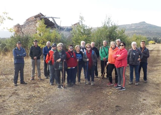 El Taller de Senderismo del Centro de Mayores de Argamasilla de Calatrava recorrió el trayecto del 'Trenillo de la Calzá' a su paso por el término municipal de Aldea del Rey - 2, Foto 2