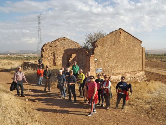 El Taller de Senderismo del Centro de Mayores de Argamasilla de Calatrava recorrió el trayecto del 'Trenillo de la Calzá' a su paso por el término municipal de Aldea del Rey - 3, Foto 3