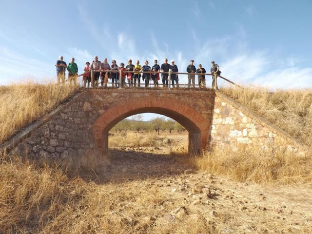 El Taller de Senderismo del Centro de Mayores de Argamasilla de Calatrava recorrió el trayecto del 'Trenillo de la Calzá' a su paso por el término municipal de Aldea del Rey - 4, Foto 4