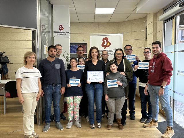 NNGG Águilas entrega a Fundown un cheque con el dinero recaudado en la ruta solidaria del octubre joven - 1, Foto 1