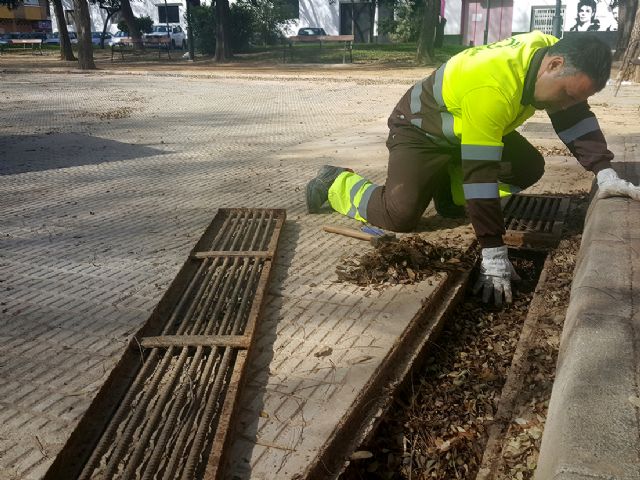 El Ayuntamiento intensifica en días de lluvia la limpieza preventiva e inspección de los 3.000 imbornales de jardines - 1, Foto 1